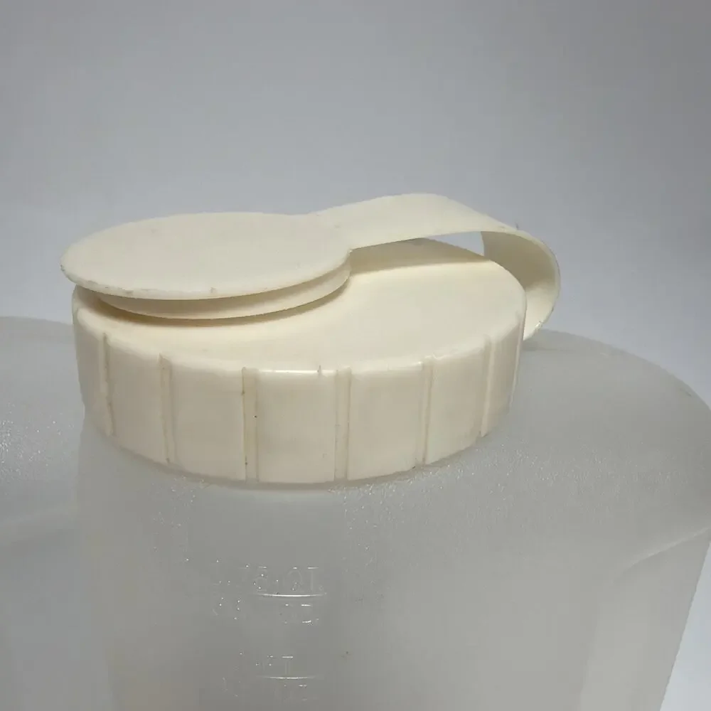 2 Vtg Rubbermaid Servin Saver 1.75 Qt. Drink Container Jug Almond Flip Lid 0458